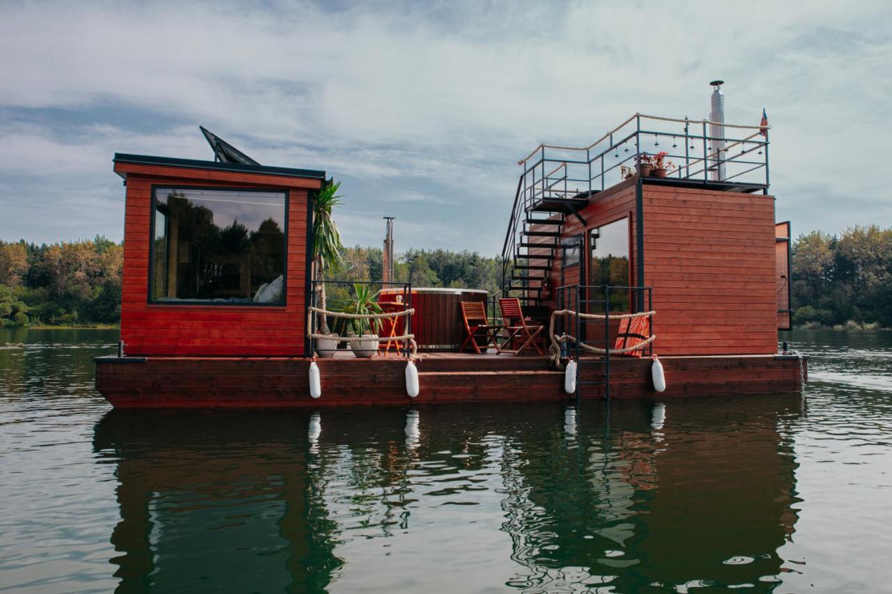 Hotel Aquachill Houseboat & Wellness Liptovský Trnovec Exterior foto